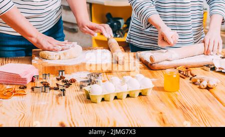 cours de cuisine pétrissez les biscuits de pâte à pain Banque D'Images