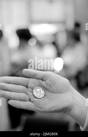 Main tenant Susan B. Anthony Dollar coin, Washington, D.C., États-Unis, Warren K. Leffler, U.S. News & World Report Magazine Photograph Collection, juillet 1979 Banque D'Images