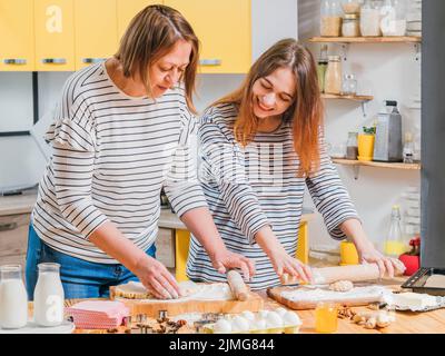 cuisine familiale de loisirs pétrir pâte biscuits Banque D'Images