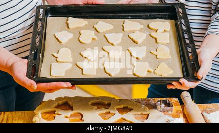 biscuits maison recette femmes feuille biscuits Banque D'Images