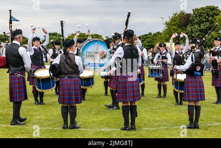 North Berwick, East Lothian, Écosse, Royaume-Uni, 6th août 2022. North Berwick Highland Games: Les jeux annuels ont lieu sur le terrain de loisirs de la ville balnéaire. Photo : jugement du Highland Pipe Band Banque D'Images