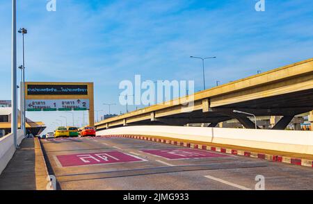 Trafic à l'aéroport international de Bangkok Don Mueang Sanambin en Thaïlande. Banque D'Images