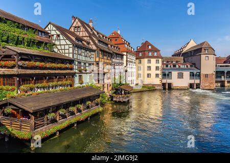 Vue panoramique sur les bâtiments à colombages qui bordent la rivière Ill dans le quartier de la petite France le matin. Strasbourg, France Banque D'Images