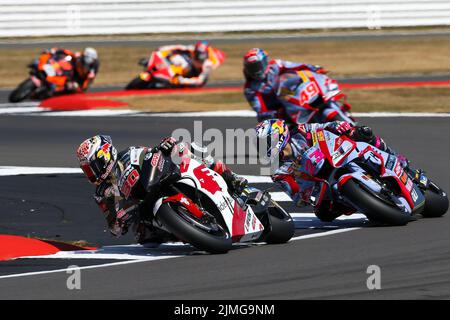 LCR Honda Idemitsu Takaaki Nakagami et Gresini Racing Enea Bastianini de MotoGP lors de la qualification au Grand Prix britannique MotoGP Monster Energy à Silverstone, à Towcester. Date de la photo: Samedi 6 août 2022. Banque D'Images