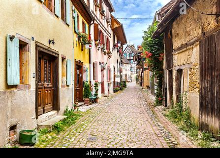 Paysage de rue du village médiéval d'Eguisheim en Alsace, France Banque D'Images