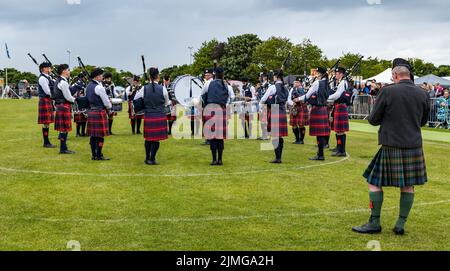 North Berwick, East Lothian, Écosse, Royaume-Uni, 6th août 2022. North Berwick Highland Games : les jeux annuels ont lieu sur le terrain de loisirs. Photo : concours de jugement The Highland Pipe Band Banque D'Images