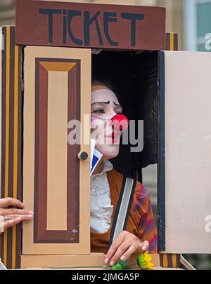 Edinburgh Festival Fringe, Royal Mile, Édimbourg, Écosse, Royaume-Uni. 6th août 2022. EdFringe sur Royal Mile, 2nd jours pour les artistes de rue et les spectacles pour diaboliser et promouvoir des compétences créatives. Photo : membres de la troupe de Roumanie, la gare de Clown. Théâtre Luceafarul de Iasi, Roumanie. St Columba's à côté du château-Hall. Credit: ArchWhite/alamy Live news. Banque D'Images