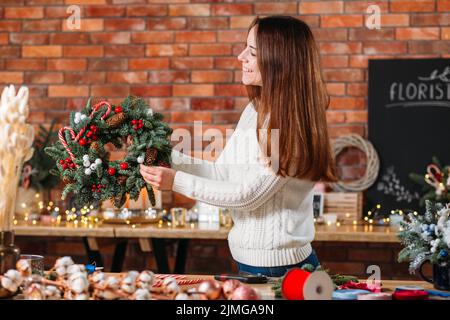 fleuriste professionnel femme d'affaires sapin couronne Banque D'Images