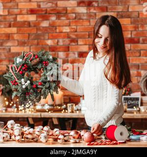 fleuriste professionnel femme d'affaires sapin couronne Banque D'Images