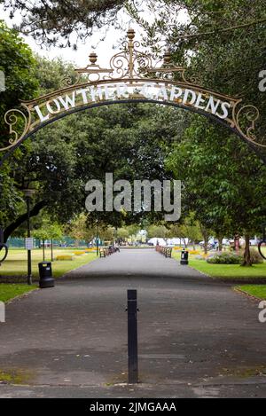 Le panneau en fer forgé orne les jardins de Lowther, marque une entrée dans les jardins de Lowther précités à Lytham St Annes, Lancashire, Royaume-Uni Banque D'Images