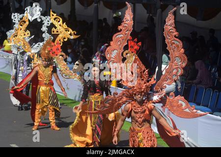 (220806) -- JEMBER, 6 août 2022 (Xinhua) -- les artistes interprètes participent au Jember Fashion Carnival (JFC) 2022 à Jember of East Java, Indonésie, 6 août 2022. (Photo de Kurniawan/Xinhua) Banque D'Images