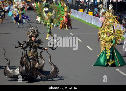 (220806) -- JEMBER, 6 août 2022 (Xinhua) -- les artistes interprètes participent au Jember Fashion Carnival (JFC) 2022 à Jember of East Java, Indonésie, 6 août 2022. (Photo de Kurniawan/Xinhua) Banque D'Images