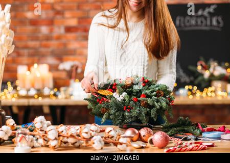 fleuriste professionnel studio femme sapin couronne Banque D'Images