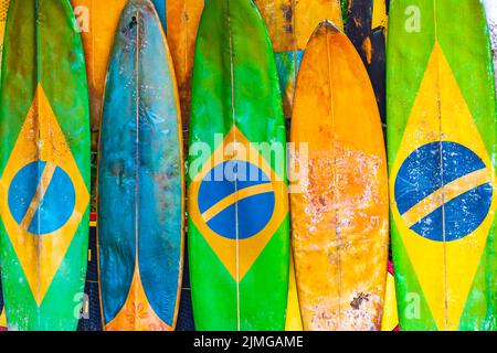 Planches de surf colorées drapeau brésilien Ilha Grande Rio de Janeiro Brésil. Banque D'Images