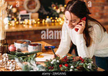 boutique de cadeaux artisanale femme recevant le téléphone de commande Banque D'Images