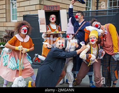 Edinburgh Festival Fringe, Royal Mile, Édimbourg, Écosse, Royaume-Uni. 6th août 2022. EdFringe sur Royal Mile, 2nd jours pour les artistes de rue et les spectacles pour diaboliser et promouvoir des compétences créatives. Photo : membres de la troupe de Roumanie, la gare de Clown. Théâtre Luceafarul de Iasi, Roumanie. St Columba's à côté du château-Hall. Credit: ArchWhite/alamy Live news. Banque D'Images