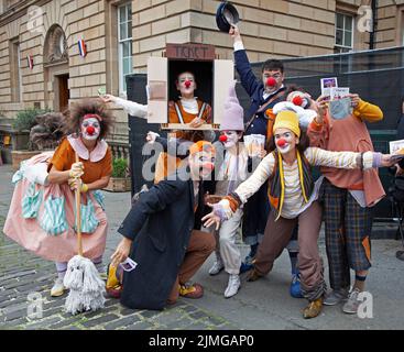 Edinburgh Festival Fringe, Royal Mile, Édimbourg, Écosse, Royaume-Uni. 6th août 2022. EdFringe sur Royal Mile, 2nd jours pour les artistes de rue et les spectacles pour diaboliser et promouvoir des compétences créatives. Photo : membres de la troupe de Roumanie, la gare de Clown. Théâtre Luceafarul de Iasi, Roumanie. St Columba's à côté du château-Hall. Credit: ArchWhite/alamy Live news. Banque D'Images