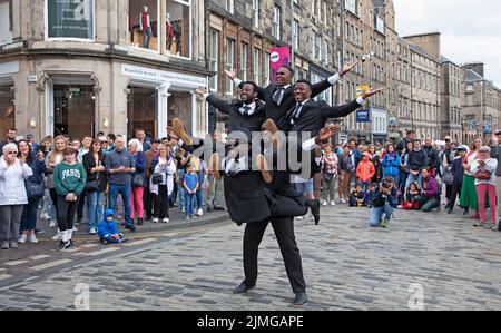 Edinburgh Festival Fringe, Royal Mile, Édimbourg, Écosse, Royaume-Uni. 6th août 2022. EdFringe sur Royal Mile, 2nd jours pour les artistes de rue et les spectacles pour diaboliser et promouvoir des compétences créatives. Les Black Blues Brothers retournent à Edinburgh Fringe été. Cette incroyable troupe d'acrobates africains a éblouis le public du monde entier et s'est produit pour le Pape François au Vatican et pour la famille royale britannique au Royal Variety Show. La danse, le théâtre physique et le cirque sont tous inclus dans leur représentation au Assembly Rooms Music Hall du 3 au 28 août. Credit: ArchWhite/alamy Live news. Banque D'Images