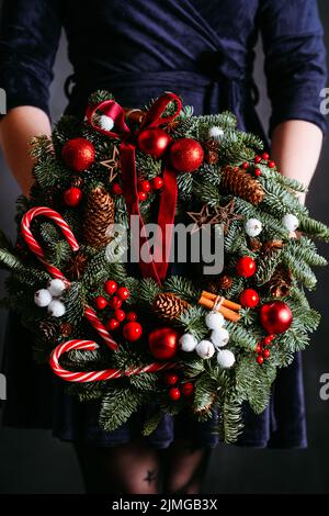 service de livraison de cadeaux floristiques couronne de noël Banque D'Images