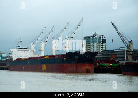 (220806) -- YANGON, 6 août 2022 (Xinhua) -- la photo prise le 6 août 2022 montre une vue de la zone du terminal de Sule à Yangon, au Myanmar. La Banque centrale du Myanmar (CBM) a assoupli son ordre de conversion des devises étrangères, permettant aux exportateurs de convertir obligatoirement seulement 65 pour cent de leurs revenus en kyats. (Photo de Myo Kyaw SOE/Xinhua) Banque D'Images