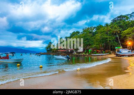 La grande île tropicale Ilha Grande Abraao plage Brésil. Banque D'Images