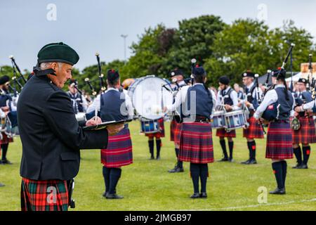 North Berwick, East Lothian, Écosse, Royaume-Uni, 6th août 2022. North Berwick Highland Games : les jeux annuels ont lieu sur le terrain de loisirs. Photo : concours de jugement The Highland Pipe Band Banque D'Images