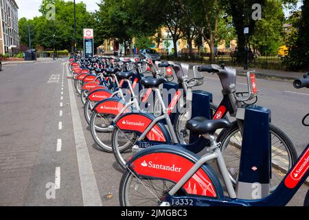 Un groupe de vélos de location de Santander garés dans le sud de Londres, en Angleterre. Banque D'Images