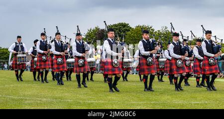 North Berwick, East Lothian, Écosse, Royaume-Uni, 6th août 2022. North Berwick Highland Games : les jeux annuels ont lieu sur le terrain de loisirs. Photo : concours de jugement The Highland Pipe Band Banque D'Images