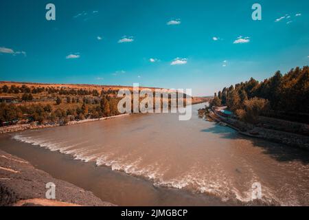 Une vue aérienne de l'Euphrate près des arbres sous un ciel bleu à Diyarbakir, Turquie Banque D'Images