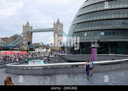 Hôtel de ville et Tower Bridge à Londres, Angleterre. Banque D'Images