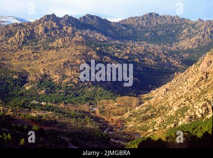 VISTA DEL CIRCO DE LA PEDRIZA EN LA SIERRA DE GUADARRAMA - FOTO AÑOS 80. Emplacement: PEDRIZA, LA. MANZANARES EL REAL. MADRID. ESPAGNE. Banque D'Images