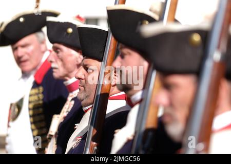 Lichtenwalde, Allemagne. 06th août 2022. Des artistes de mousquetaires se trouvent dans le parc du château baroque Lichtenwalde. Les 06. Et 07.08.2022, le festival traditionnel du parc aura lieu à Lichtenwalde, où les associations historiques vous invitent à voyager dans le temps. Credit: Sebastian Willnow/dpa/ZB/dpa/Alay Live News Banque D'Images