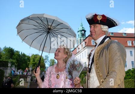 Lichtenwalde, Allemagne. 06th août 2022. Elke et Rudolf de Dessau, acteurs de Christiane von Bünau et comte impérial Heinrich von Bünau, se présentent dans le parc du château baroque Lichtenwalde en costumes de l'époque vers 1750. Les 06. Et 07.08.2022 le festival traditionnel du parc a lieu à Lichtenwalde, où les associations historiques invitent à un voyage de temps. Credit: Sebastian Willnow/dpa/ZB/dpa/Alay Live News Banque D'Images