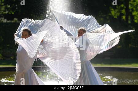 Lichtenwalde, Allemagne. 06th août 2022. Anne et Franziska de l'école de danse Karodances de Bad Schlema se produisent dans le parc du château baroque Lichtenwalde. Les 06. Et 07.08.2022, le festival traditionnel du parc aura lieu à Lichtenwalde, où les associations historiques vous invitent à voyager dans le temps. Credit: Sebastian Willnow/dpa/ZB/dpa/Alay Live News Banque D'Images