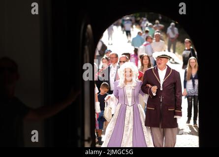 Lichtenwalde, Allemagne. 06th août 2022. Petra et Udo de Niederwiesa, membres actifs de l'association Kultursommer Mittelsachsen, se rendent en costume au château baroque Lichtenwalde. Les 06. Et 07.08.2022 le festival traditionnel du parc a lieu à Lichtenwalde, où les associations historiques invitent à voyager dans le temps. Credit: Sebastian Willnow/dpa/ZB/dpa/Alay Live News Banque D'Images