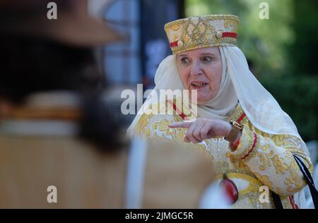 Lichtenwalde, Allemagne. 06th août 2022. Un interprète de gestes historiques dans le parc du château baroque Lichtenwalde. Les 06. Et 07.08.2022, le festival traditionnel du parc aura lieu à Lichtenwalde, où les associations historiques vous invitent à voyager dans le temps. Credit: Sebastian Willnow/dpa/ZB/dpa/Alay Live News Banque D'Images