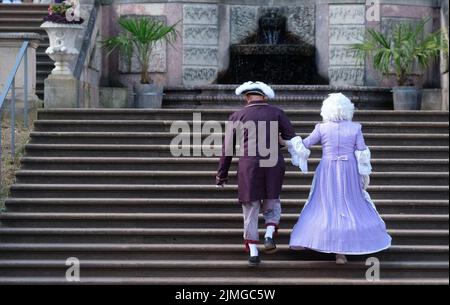 Lichtenwalde, Allemagne. 06th août 2022. Les acteurs en costume marchent dans un escalier dans le parc du château baroque Lichtenwalde. Les 06. Et 07.08.2022, le festival traditionnel du parc aura lieu à Lichtenwalde, où les associations historiques vous invitent à voyager dans le temps. Credit: Sebastian Willnow/dpa/ZB/dpa/Alay Live News Banque D'Images