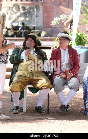 Lichtenwalde, Allemagne. 06th août 2022. Des artistes en costumes historiques se détendent dans le parc du château baroque Lichtenwalde. Les 06. Et 07.08.2022, le festival traditionnel du parc aura lieu à Lichtenwalde, où les sociétés historiques vous invitent à voyager dans le temps. Credit: Sebastian Willnow/dpa/ZB/dpa/Alay Live News Banque D'Images