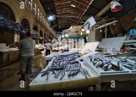 Vue sur la partie poisson du marché municipal central d'Athènes Banque D'Images