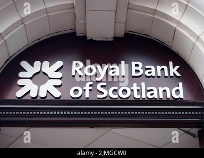 Panneau et logo de la banque royale d'écosse au-dessus d'une entrée de succursale dans le centre-ville de leeds Banque D'Images