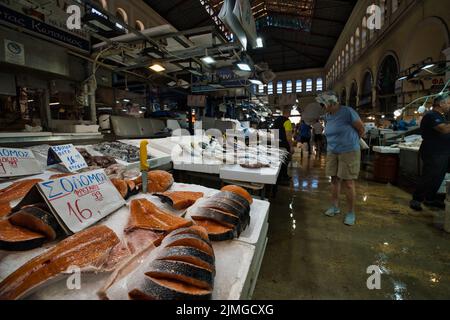 Vue sur la partie poisson du marché municipal central d'Athènes Banque D'Images