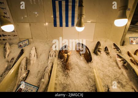 Vue sur la partie poisson du marché municipal central d'Athènes Banque D'Images