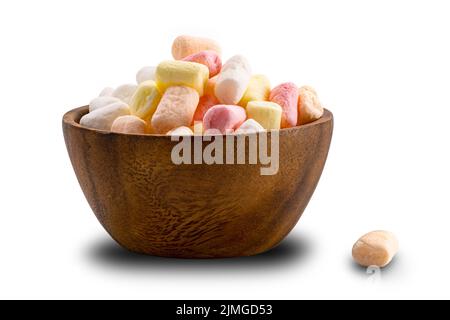 Pile de guimauves délicieuses et colorées dans une tasse en bois sur fond blanc. Banque D'Images