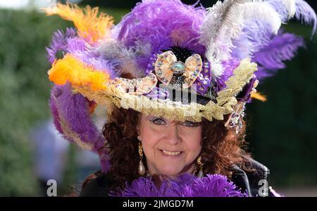 Lichtenwalde, Allemagne. 06th août 2022. Une interprète de la Dresden court Ladies Association se présente avec un chapeau richement décoré dans le parc du château baroque Lichtenwalde. Les 06. Et 07.08.2022 se tiendra le festival traditionnel du parc à Lichtenwalde, où les associations historiques invitent à voyager dans le temps. Credit: Sebastian Willnow/dpa/ZB/dpa/Alay Live News Banque D'Images