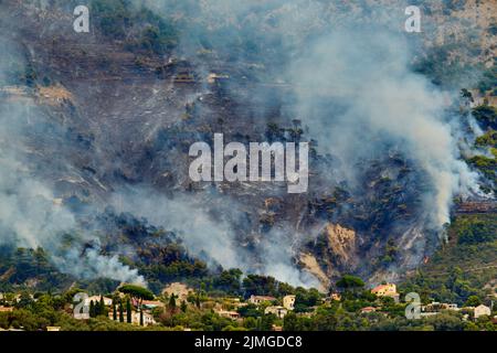 Feu dans la montagne de la forêt dans la ville italienne de Ventimiglia, toutes les montagnes dans la fumée, la villa est en feu, le feu s Banque D'Images