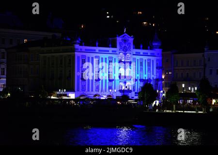 Blau beleuchtetes Rathaus in Gmunden BEI Nacht (Bezirk Gmunden, Oberösterreich, Österreich) - Hôtel de ville illuminé de nuit à Gmunden (Gmunden Banque D'Images