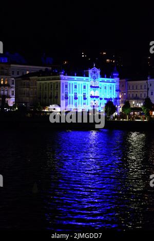 Blau beleuchtetes Rathaus in Gmunden BEI Nacht (Bezirk Gmunden, Oberösterreich, Österreich) - Hôtel de ville illuminé de nuit à Gmunden (Gmunden Banque D'Images