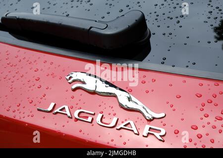 Logo de voiture Jaguar de plus près. Jaguar est la marque de véhicule de luxe de Jaguar Land Rover, un constructeur automobile britannique multinational Banque D'Images