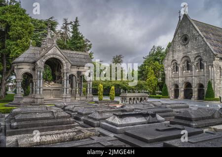 Sarcophage, tombes et mausolée anciens dans le cimetière de Glasnevin, Dublin, Irlande Banque D'Images