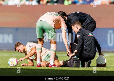 Wolfsburg, Allemagne. 06th août 2022. Firo : 08/06/2022, football, 1st ligue, 1st Bundesliga, Saison 2022/2023, VfL Wolfsburg - SV Werder Bremen Niclas Fullkrug (SV Werder Bremen) blessure, douleur, traitement, substitution crédit: dpa/Alay Live News Banque D'Images